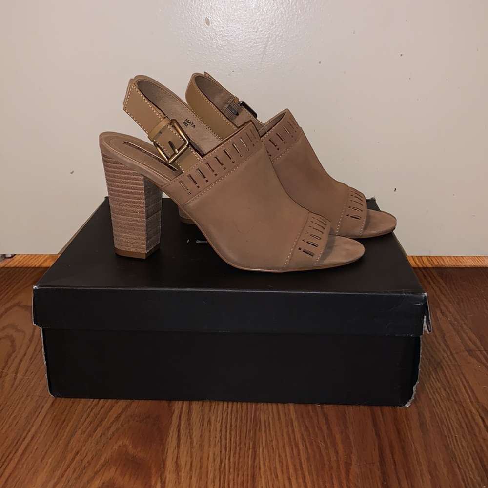 Tahari Tan Casual Shoe, Size 8.5